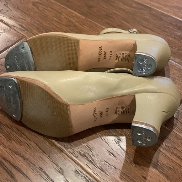 So Danca 3” character shoes with taps. Size W 10 1/2 L. - Picture 7 of 8